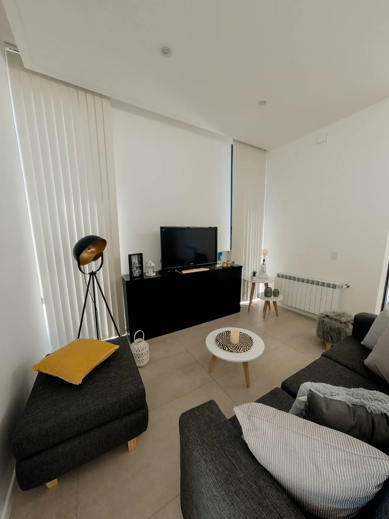 Cortinas de bandas verticales claras en un living