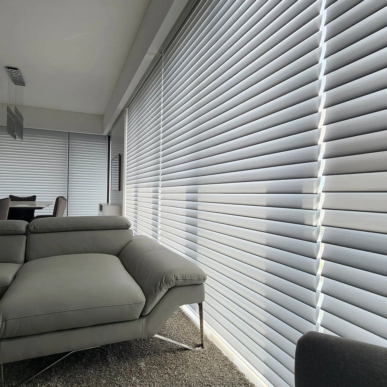Cortinas Shangri-La junto a un sillón