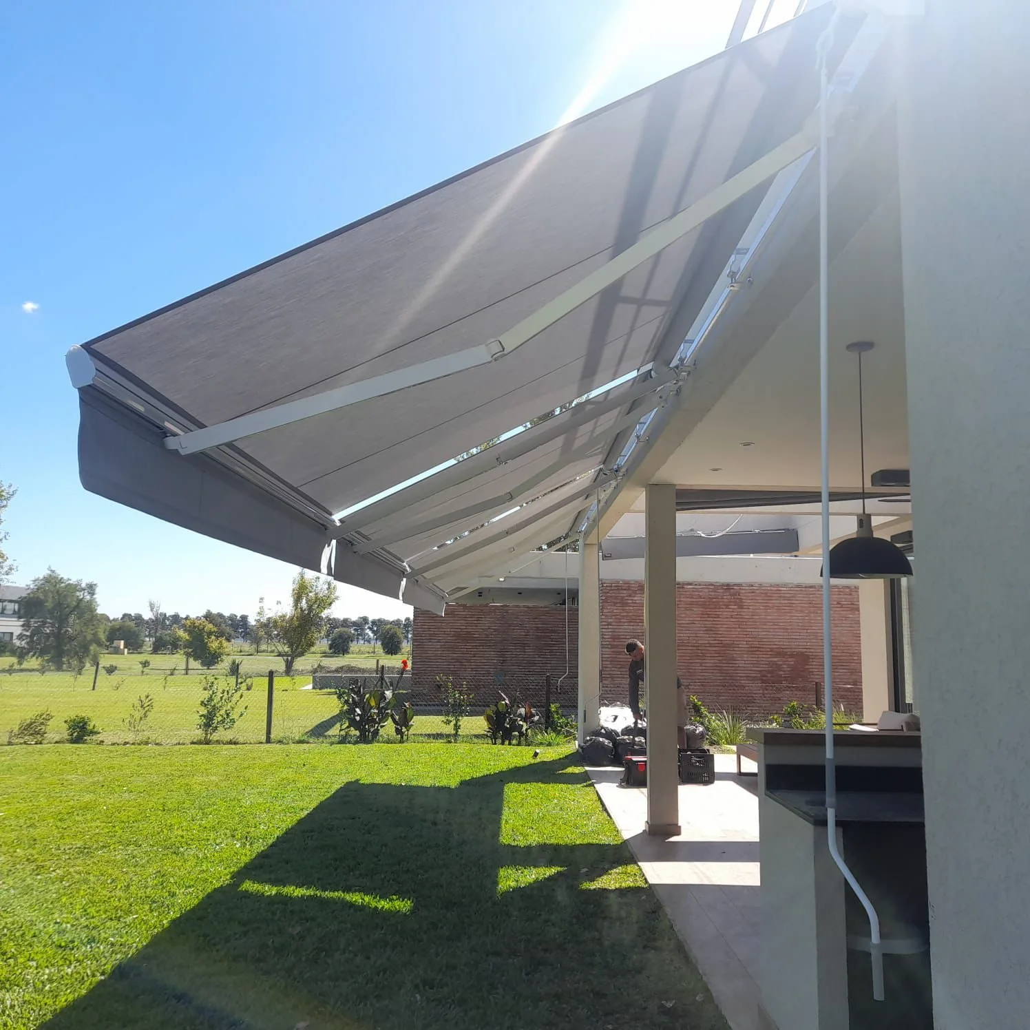 Toldo vertical instalado en un patio